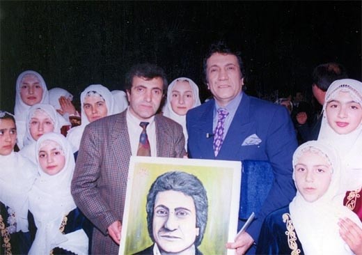 Salih Cengiz, İzzet Altınmeşe'ye portresini armağan ediyor.