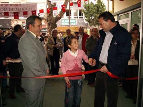 Yalova Belediye Başkanı Barbaros H. Binicioğlu sergi açılışını yapıyor.