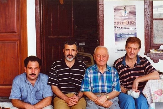 Salih Cengiz Çanakkale Yalı Hanı'ndaki sanatçı dostlarıyla.