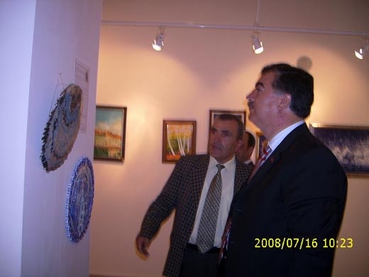 Dönemin Bayburt valisi Kerem Al 'a eserleri tanıtırken