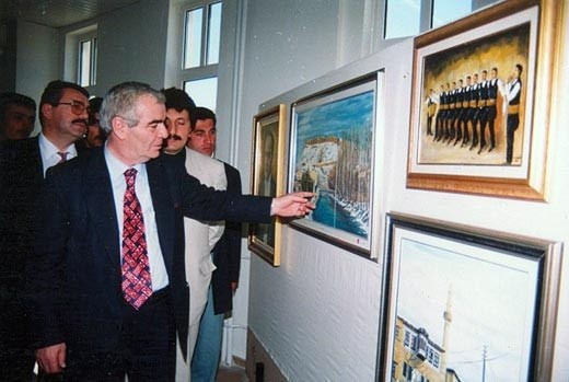 Dönemin İmar İskan Bakanı Yaşar Topçu, Salih Cengiz'in resimlerini incelerken.