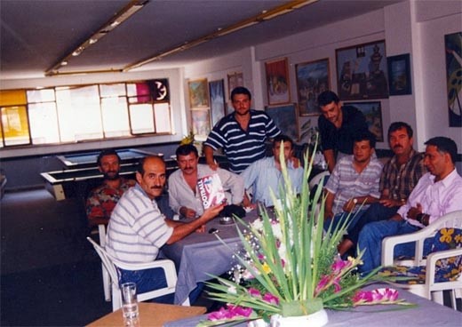 Hürriyetgücü Spor Kulübü'nde Salih Cengiz sanatsever dostları ile sohbet ederken.