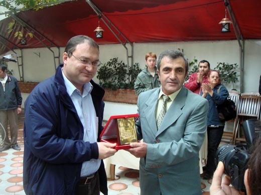 Yalova Belediye Başkanı Barbaros H. Binicioğlu, Ressam Salih Cengiz'i başarı plaketiyle ödüllendirdi.