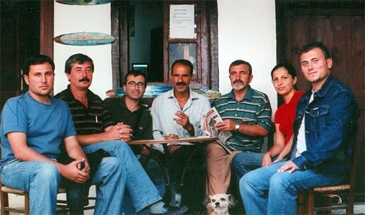 Salih Cengiz Çanakkale Yalı Hanı'ndaki atölyesinin önünde dostlarıyla.