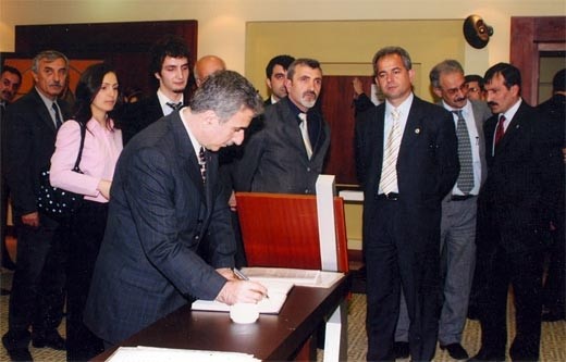 Dönemin Çanakkale Valisi Süleyman Kamçı, Salih Cengiz'in anı defterini imzalarken.