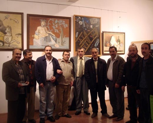 Salih Cengiz, Yalova GSM'deki sergisini ziyaret eden dostlarıyla.