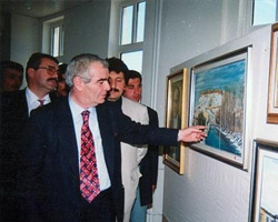 Dönemin İmar İskan Bakanı Yaşar Topçu, Salih Cengiz'in resimlerini incelerken.